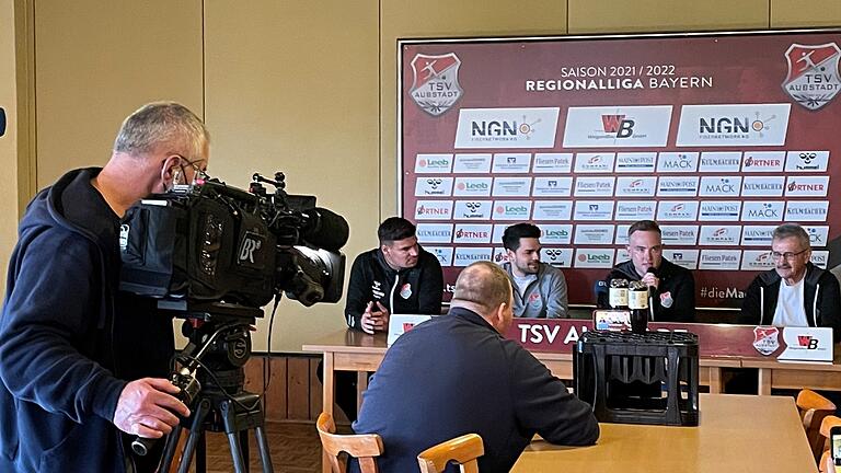 Erstmals vor einem Spiel hat der TSV Aubstadt (am Tisch von links Christopher Bieber, Victor Kleinhenz, Philipp Müller und Herbert Köhler, davor Stefan Abschütz) eine Pressekonferenz abgehalten und live ins Internet gestreamt.