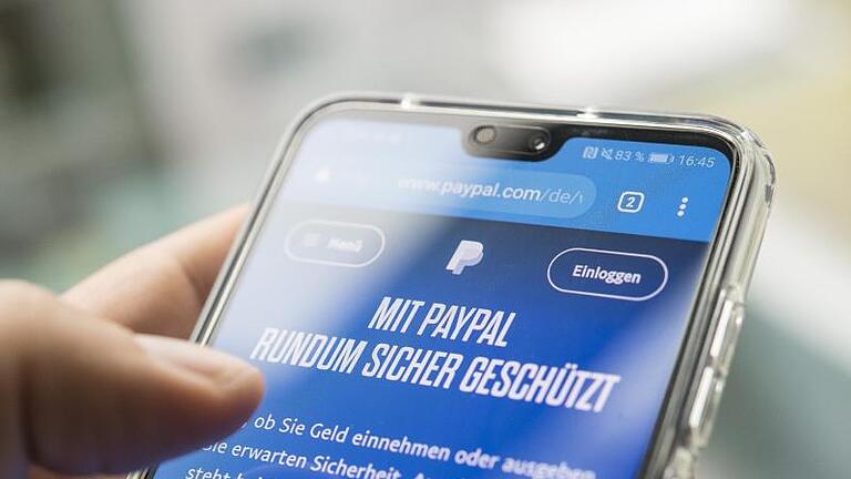 Paypal: Kein Bezahldienst wird hierzulande so sehr benutzt. Foto: Robert Günther/dpa-tmn       -  Der Bezahldienst PayPal wirbt mit seiner Sicherheit. Was passiert im Falle eines Konfliktes?