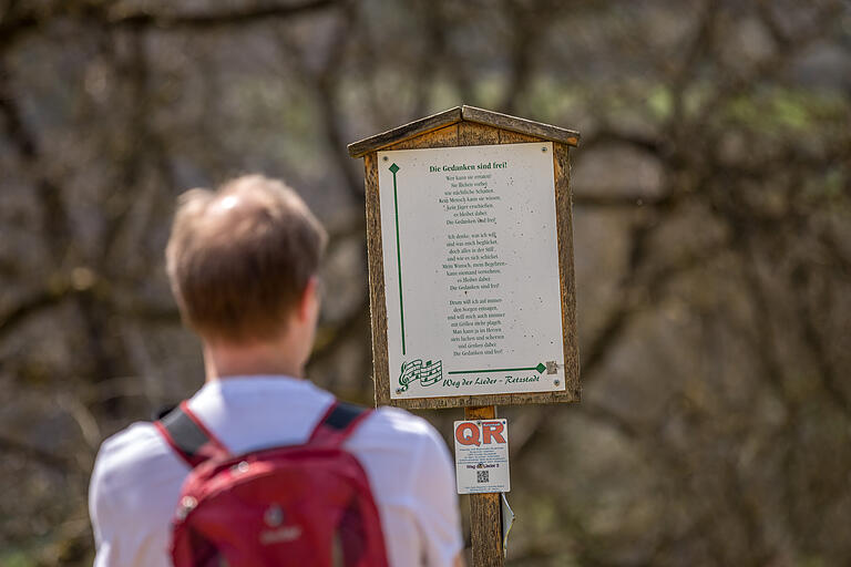 An der dritten Liedstation 'Die Gedanken sind frei' mitten in den Weinbergen. An der dritten Liedstation 'Die Gedanken sind frei' mitten in den Weinbergen.