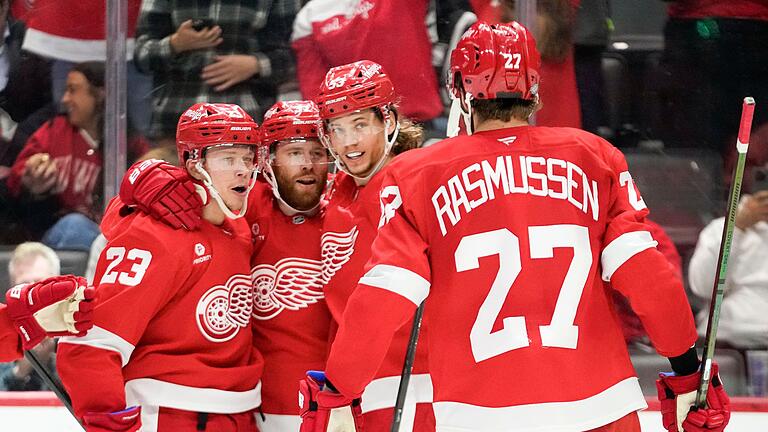 Detroit Red Wings - New York Rangers       -  Moritz Seider (zweiter von rechts) erzielte sein erstes Saisontor - zum Sieg für die Detroit Red Wings reichte das nicht.