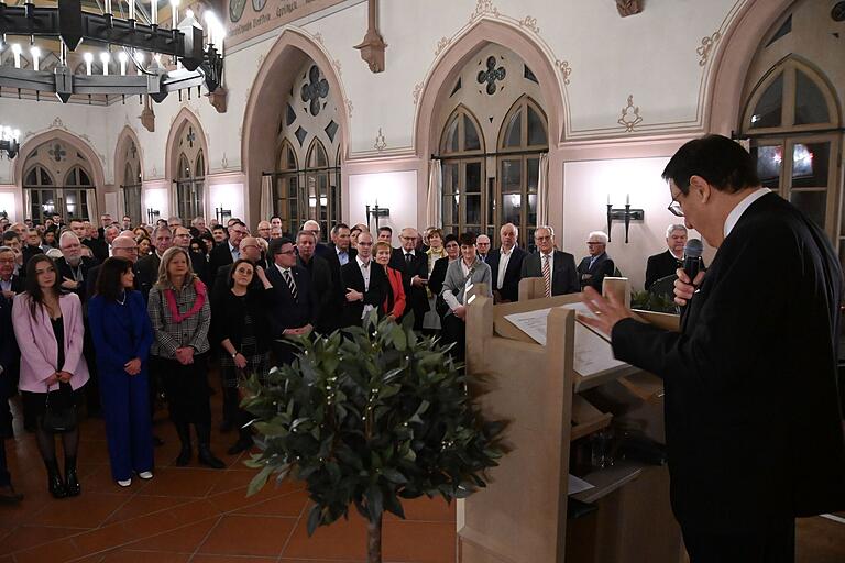 Neujahrsrede des Kreisvorsitzenden, Landtagsvizepräsident Wolfgang Reinhart vor Bürgerinnen und Bürgern, aber auch Vertreterinnen und Vertretern aus Politik und Wirtschaft.