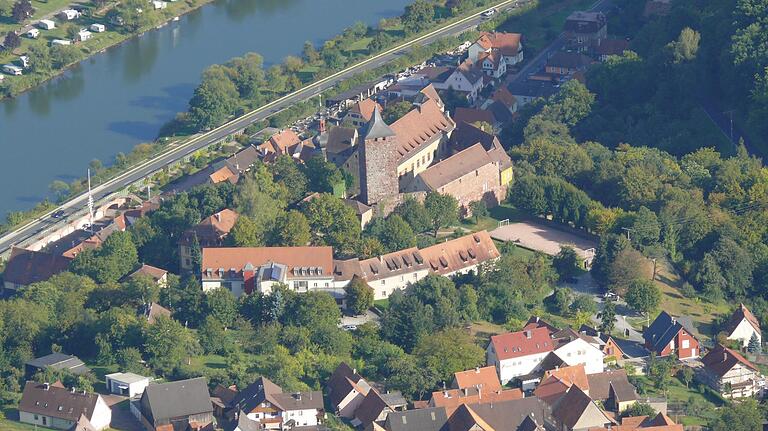 Rothenfels im Tal und Bergrothenfels mit der Burg Rothenfels. Rothenfels im Tal und Bergrothenfels mit der Burg Rothenfels.