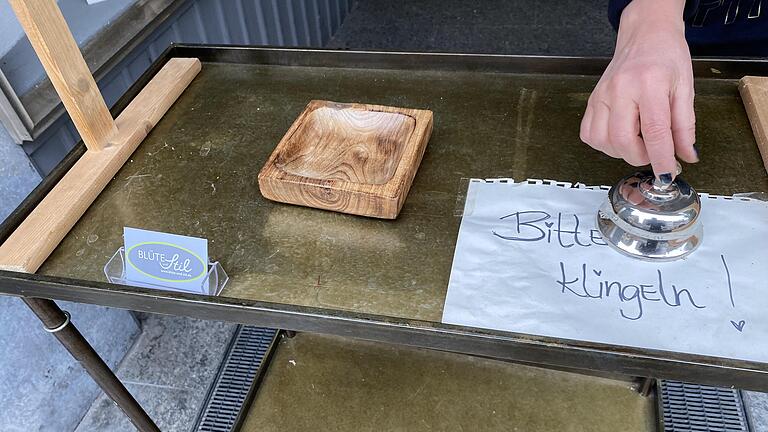 In Schweinfurt bieten viele Einzelhändler die seit kurzem wieder erlaubte Bestell und Abhol-Möglichkeit Click&Collect an. Der Einzelhandelsverband dringt aber angesichts der wirtschaftlich angespannten Lage auf eine schnelle Öffnung der Geschäfte. In Schweinfurt bieten viele Einzelhändler die seit kurzem wieder erlaubte Bestell und Abhol-Möglichkeit Click&Collect an. Der Einzelhandelsverband dringt aber angesichts der wirtschaftlich angespannten Lage auf eine schnelle Öffnung der Geschäfte.