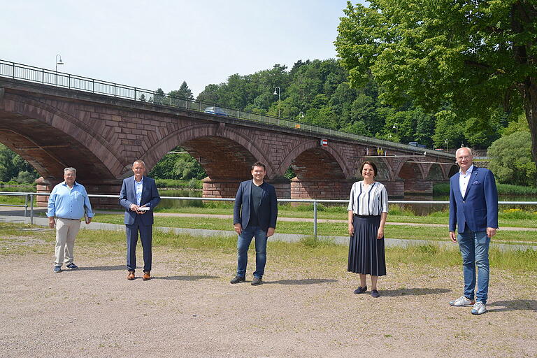 Freuen sich auf das Kabarett an der Alten Mainbrücke: (von links) Wolfgang Hörnig von der Marktheidenfelder Bürgerkulturstiftung, Erster Bürgermeister Thomas Stamm, Kabarettist Sebastian Reich, Inge Albert vom städtischen Kulturamt und Martin Rassau von der Comödie Fürth. Freuen sich auf das Kabarett an der Alten Mainbrücke: (von links) Wolfgang Hörnig von der Marktheidenfelder Bürgerkulturstiftung, Erster Bürgermeister Thomas Stamm, Kabarettist Sebastian Reich, Inge Albert vom städtischen Kulturamt und Martin Rassau von der Comödie Fürth.