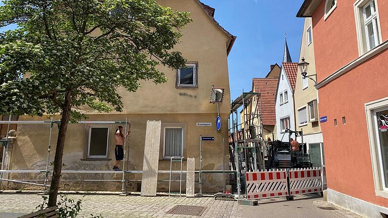 Die Durchfahrt der Weiße-Turm-Straße ist seit diesem Mittwoch, 18. Mai, bis voraussichtlich Ende September an der Kreuzung zur Brunnengasse (links) und zur Ludwig-Derleth-Straße (rechts) für Fahrzeuge gesperrt. Grund sind Bauarbeiten an einem Haus. Das dafür notwendige Gerüst verengt die Fahrbahn so stark, dass keine sichere Durchfahrt mehr möglich ist. Radfahrer und Fußgänger können die Stelle weiter passieren. Die Durchfahrt der Weiße-Turm-Straße ist seit diesem Mittwoch, 18. Mai, bis voraussichtlich Ende September an der Kreuzung zur Brunnengasse (links) und zur Ludwig-Derleth-Straße (rechts) für Fahrzeuge gesperrt. Grund sind Bauarbeiten an einem Haus. Das dafür notwendige Gerüst verengt die Fahrbahn so stark, dass keine sichere Durchfahrt mehr möglich ist. Radfahrer und Fußgänger können die Stelle weiter passieren.