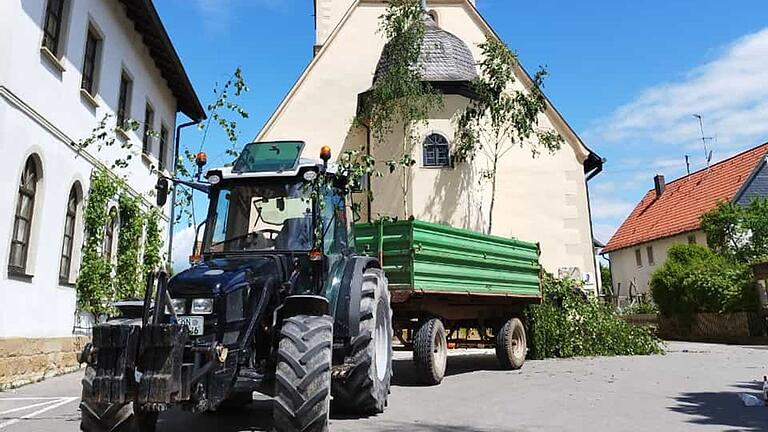 Mit dem Wagen werden die Bäume zu den Mädchen gefahren. Drei größere Bäume stehen an den Gastwirtschaften. Mit dem Wagen werden die Bäume zu den Mädchen gefahren. Drei größere Bäume stehen an den Gastwirtschaften.
