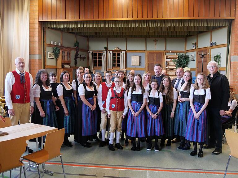 Ehrungen des Nordbayerischen Musikbundes für langjähriges aktives Musizieren zwischen fünf bis 30 Jahren mit dem stellvertretenden Bürgermeister Bruno Strobel, dem stellvertretenden Landrat Alois Fischer und dem Kreisvorsitzenden Markus Schenk vom NBMB (Erster, Vierter und Sechster von rechts). Links Dirigent Jörg Rath. Ehrungen des Nordbayerischen Musikbundes für langjähriges aktives Musizieren zwischen fünf bis 30 Jahren mit dem stellvertretenden Bürgermeister Bruno Strobel, dem stellvertretenden Landrat Alois Fischer und dem Kreisvorsitzenden Markus Schenk vom NBMB (Erster, Vierter und Sechster von rechts). Links Dirigent Jörg Rath.