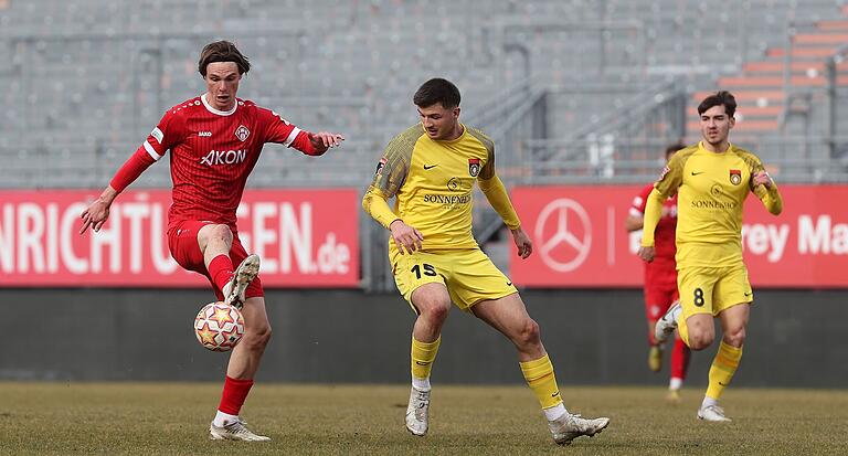Stürmer Lado Akhalaia (links im Testspiel gegen Großaspach) hatte bei seinen ersten Auftritten im Kickers-Dress einige gute Szenen. Stürmer Lado Akhalaia (links im Testspiel gegen Großaspach) hatte bei seinen ersten Auftritten im Kickers-Dress einige gute Szenen.