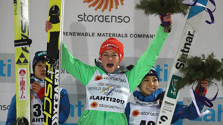 Jubel - Nach dem Titelgewinn 2015 und dem Olympiasieg 2014 triumphierte Carina Vogt erneut. Foto: Karl-Josef Hildenbrand Jubel - Nach dem Titelgewinn 2015 und dem Olympiasieg 2014 triumphierte Carina Vogt erneut. Foto: Karl-Josef Hildenbrand