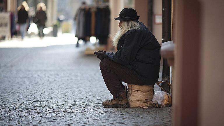 Bettler in der Kälte - Bettler in Wertheim: Obdachlose sind bei der gegenwärtigen Kältewelle mehr als sonst auf die Hilfe ihrer Mitmenschen angewiesen. Bettler in der Kälte - Bettler in Wertheim: Obdachlose sind bei der gegenwärtigen Kältewelle mehr als sonst auf die Hilfe ihrer Mitmenschen angewiesen.