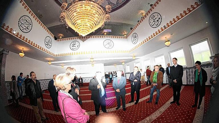 Gemeinsam mit türkischen und deutschen Gästen eröffnet der türkische Verein „Ditib“ nach fast anderthalbjähriger Bauzeit seine neue Moschee in Karlstadt. Nach außen hin hat sich die Ansicht in der Johann-Schöner-Straße deutlich gewandelt. Neben dem vergrößerten Baukörper und der Kuppel gehört auch ein 15 Meter hohes Minarett zum Erscheinungsbild.Foto: G. Roth Gemeinsam mit türkischen und deutschen Gästen eröffnet der türkische Verein „Ditib“ nach fast anderthalbjähriger Bauzeit seine neue Moschee in Karlstadt. Nach außen hin hat sich die Ansicht in der Johann-Schöner-Straße deutlich gewandelt. Neben dem vergrößerten Baukörper und der Kuppel gehört auch ein 15 Meter hohes Minarett zum Erscheinungsbild.Foto: G. Roth