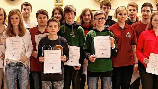 Erfolgreiche Schützen-Talente: Die Gaumeister in den Nachwuchsklassen stellen sich fürs Gruppenbild zusammen mit Gauschützenmeister Norbert Mahr (Sand/links), dem stellvertretenden Gauschützenmeister Otto Iff (Grafenrheinfeld/Dritter von links) und der Gausportleiterin Monika Ripperger (Bergrheinfeld/rechts).