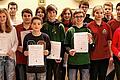 Erfolgreiche Schützen-Talente: Die Gaumeister in den Nachwuchsklassen stellen sich fürs Gruppenbild zusammen mit Gauschützenmeister Norbert Mahr (Sand/links), dem stellvertretenden Gauschützenmeister Otto Iff (Grafenrheinfeld/Dritter von links) und der Gausportleiterin Monika Ripperger (Bergrheinfeld/rechts).