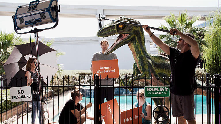 Im Film sieht das immer ganz witzig aus, die Dreharbeiten sind aber auch harte Arbeit: Dirk Nowitzki am Set eines Werbedrehs.