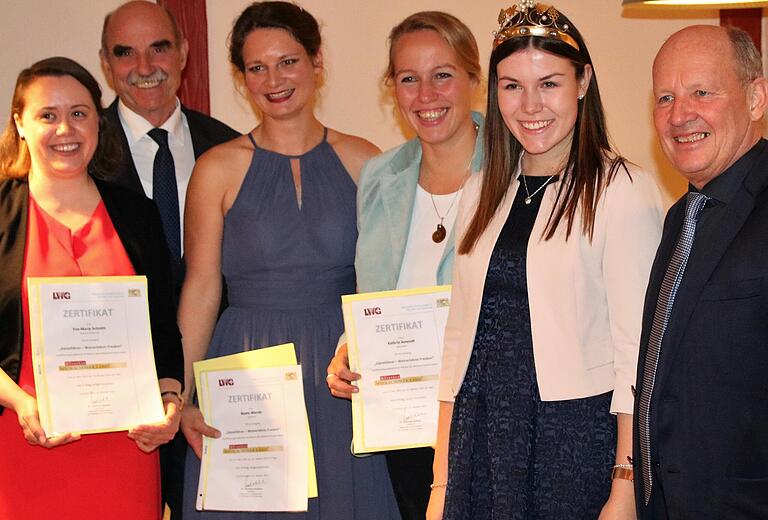 Einen super Notendurchschnitt schafften (von links) Eva-Maria Schmitt (Michelau), Beate Wende (Marktsteft) und Kathrin Amendt (Alberthofen), im Bild zusammen mit Weinbaupräsident Artur Steinmann, Weinkönigin Carolin Meyer und LWG-Chef Hermann Kolesch.