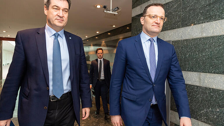 Markus Söder (l, CSU), Ministerpräsident von Bayern hat am Donnerstagmorgen drastische Maßnahmen in Aussicht gestellt.