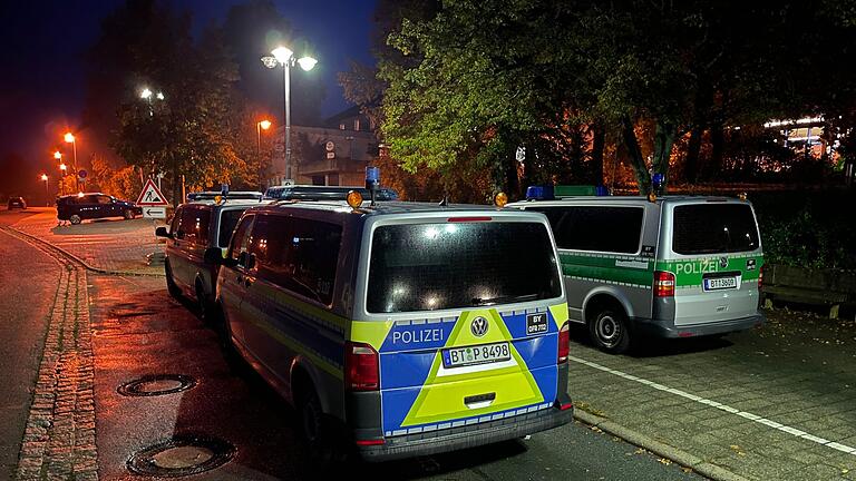 Bombendrohung gegen Schule.jpeg       -  Polizeifahrzeuge stehen vor der Gesamtschule in Hollfeld im Landkreis Bayreuth.