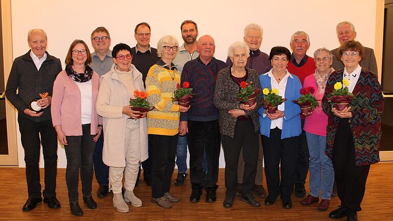 Ehrungen: von links Heinz Kruppa, Susanne Tonn, Peter Hartlaub, Monika Redelberger, Jürgen Schemmel, Anne-Rose Warmuth, Klaus Seufert, Günther Warmuth, Maria Schartner, Josef Schartner, Lydia Keller, Werner Pfriem, Brigitte Pfriem, Robert Reisert, Elisabeth Kruppa.