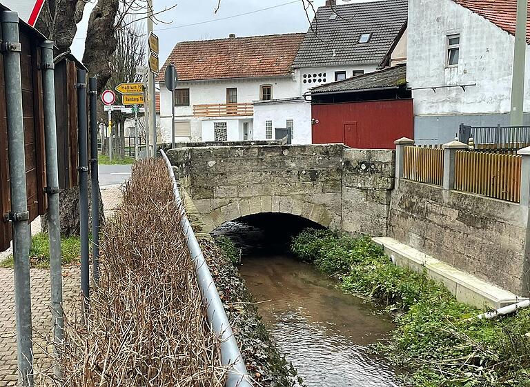 Hier führt ihn eine Steinbrücke unter der Zehntstraße hindurch in Richtung Main. Hier führt ihn eine Steinbrücke unter der Zehntstraße hindurch in Richtung Main.