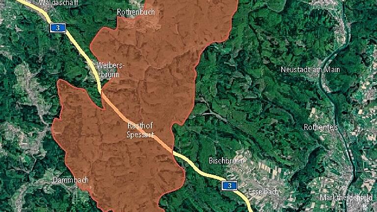 Ministerin diskutiert über Nationalpark im Herzen des Spessarts       -  (jos)   Wenn sich Bayerns Umweltministerin Ulrike Scharf an diesem Freitag in Aschaffenburg mit Abgeordneten, Landräten und Kommunalpolitikern aus der Region zu Gesprächen über einen möglichen Nationalpark Spessart treffen wird, dann wird es um diese skizzierte Fläche gehen. Dieser Vorschlag ging vorab einer Reihe von Teilnehmern zu. Im Interview mit der Redaktion hatte Ministerin Scharf (Ausgabe Donnerstag) gesagt: &bdquo;Die Fläche, die wir vorschlagen und über die wir reden wollen umfasst 10 900 Hektar, etwas mehr als die gesetzliche Mindestgröße.&ldquo; Ein Sprecher des Ministeriums sagte am Donnerstag auf Nachfrage, kleine Reduzierungen auf Wunsch der Anliegergemeinden seien darüber hinaus möglich. Dass der mögliche Nationalpark von der Autobahn durchschnitten wird, nannte Scharf zwar einen Makel, doch sei auch der Nationalpark im Schwarzwald zweigeteilt. Begleitet wird der Besuch der Ministerin von Demonstrationen der Nationalparkgegner &ndash; sie rechnen mit etwa 1000 Demonstranten samt 200 Traktoren &ndash; sowie von Befürwortern in deutlich geringerer Zahl.