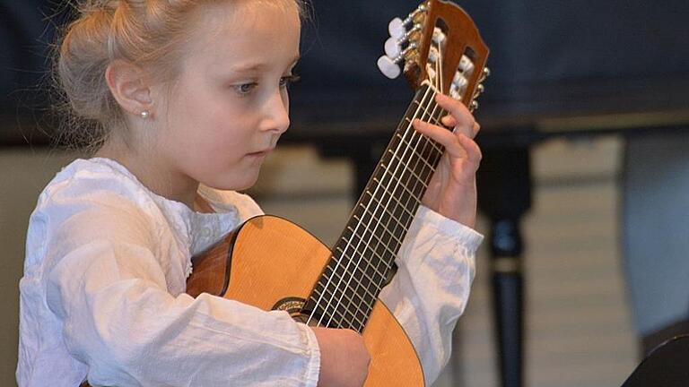 Nicht nur gespielt, sondern auch gesungen hat die 7-jährige Stella Schaad aus Merkershausen den Weißwurst-Walzer. Sie zog damit die Zuhörer im Orgelsaal spontan in ihren Bann.