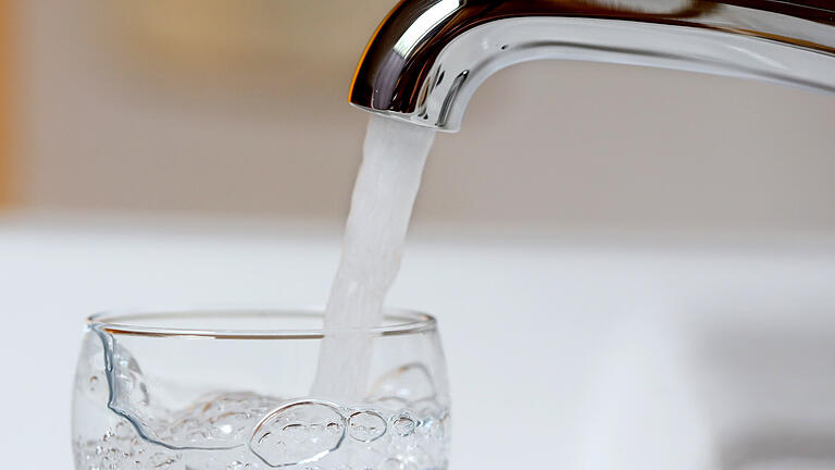 Trinkwasser, das im westlichen Bereich des Landkreises Würzburg aus der Leitung kommt, soll seit Freitagnachmittag abgekocht werden, soweit es als Lebensmittel genutzt wird oder für deren Zubereitung dient. Foto: Roland Weihrauch/dpa&nbsp;