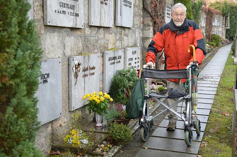 Die Barrierefreiheit in der Stadt Bad Neustadt ist Hermann Steinhardt ein Anliegen. Vor der Sanierung des Städtischen Friedhofs setzte er sich für rollatorfreundlichere Gehwege ein, die dann auch realisiert wurden. Die Barrierefreiheit in der Stadt Bad Neustadt ist Hermann Steinhardt ein Anliegen. Vor der Sanierung des Städtischen Friedhofs setzte er sich für rollatorfreundlichere Gehwege ein, die dann auch realisiert wurden.
