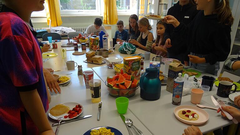 Rühreier und „Baked Beans“, „Pancakes“ mit Erdbeeren und Sahne, aber auch „French Toast“ und Wassermelone erfreuten sich sehr großer Beliebtheit. Rühreier und „Baked Beans“, „Pancakes“ mit Erdbeeren und Sahne, aber auch „French Toast“ und Wassermelone erfreuten sich sehr großer Beliebtheit.