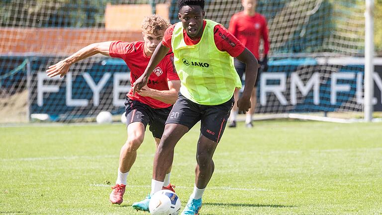 Benjika Caciel (vorne beim Training am Donnerstag) hat die Verantwortlichen der Würzburger Kickers als Testspieler überzeugt und kickt in der kommenden Saison für den Regionalligisten.