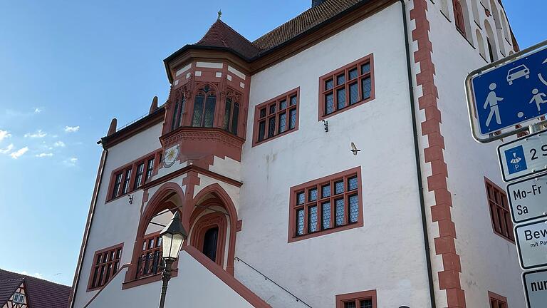 Der barrierefreie Umbau des Historischen Rathauses in Dettelbach liegt in den letzten Zügen und soll Ende des Jahres fertig sein. Der barrierefreie Umbau des Historischen Rathauses in Dettelbach liegt in den letzten Zügen und soll Ende des Jahres fertig sein.