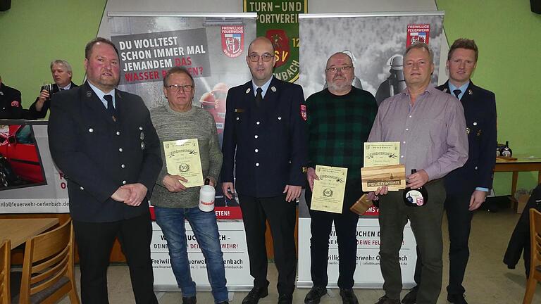 Ehrungen bei der Freiwilligen Feuerwehr Oerlenbach: (von links) Vorsitzender Thorsten Duda, Siegfried Bieber (50 Jahre), Kreisbrandmeister Alexander Böse (25 Jahre), Walter Kirchner und Thomas Duda (jeweils 40 Jahre) und Kommandant Michael Kuhn.       -  Ehrungen bei der Freiwilligen Feuerwehr Oerlenbach: (von links) Vorsitzender Thorsten Duda, Siegfried Bieber (50 Jahre), Kreisbrandmeister Alexander Böse (25 Jahre), Walter Kirchner und Thomas Duda (jeweils 40 Jahre) und Kommandant Michael Kuhn.