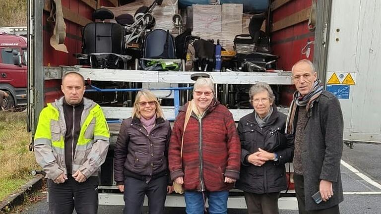 Die KAB Main-Spessart spendete 1000 Euro für die Hilfslieferungen. Die Kreisvorsitzende Conny Warsitz  und  Irene Rüb machten sich bei der Lieferung im Januar persönlich ein Bild von der zielgerichteten Verwendung der Spenden (von links): Der ukrainische Fahrer,  Organisatorin Cornelia Fuchs, Conny Warsitz, Irene Rüb und Abdulhamid Husrom.