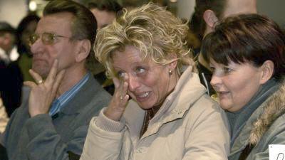Anghörige deutscher Urlauber von den Malediven warten am Montag (27.12.2004) auf dem Düsseldorfer Flughafen auf die Heimkehrer. Ein Flugzeug der Fluggesellschaft LTU brachte erste Urlauber aus der Erdbeben-Region in Südasien nach Deutschland zurück.