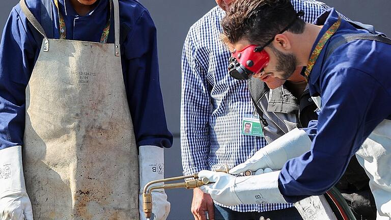 Flüchtlinge bei der Ausbildung       -  In Ingolstadt lernen Flüchtlinge das Schweißen. Wenn sie einen festen Arbeitsplatz nachweisen können, wäre es über ein Einwanderungsgesetz denkbar, dass sie im Land bleiben dürfen, auch wenn ihr Asylantrag ablehnt wurde.