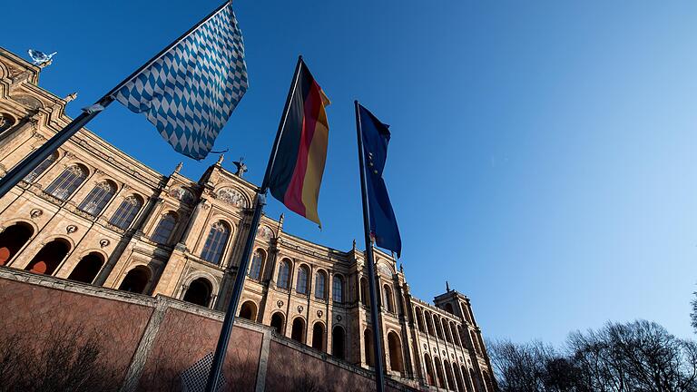 Im Bayerischen Landtag im Maximilianeum in München wurde über die Zukunft der Steigerwaldbahn gestritten.