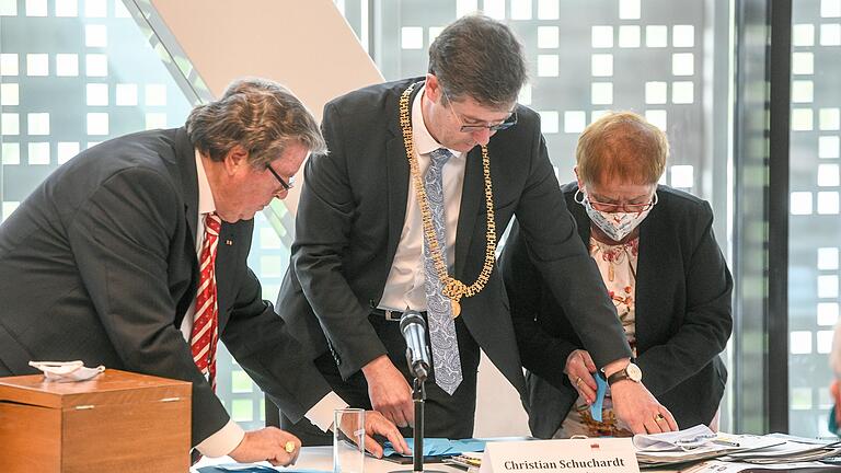 Adolf Bauer (links) und Marion Schäfer-Blake helfen Oberbürgermeister Christian Schuchardt beim Auszählen der Stimmen.&nbsp;