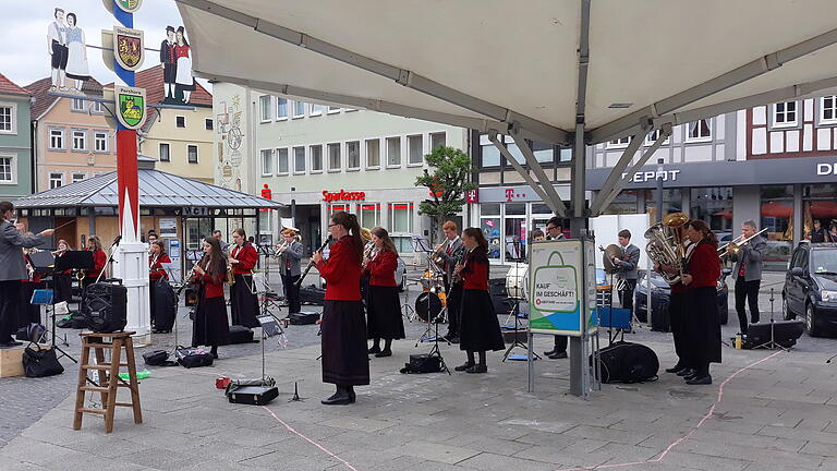 Ein vertrautes Bild auf dem Bad Neustädter Marktplatz, auf das momentan noch verzichtet werden muss. Der Start in die Standkonzerte 2021 muss noch warten. Unser Archivfoto zeigt den Auftakt im vergangenen Jahr mit dem Symphonischen Blasorchester der Gartenstadt.