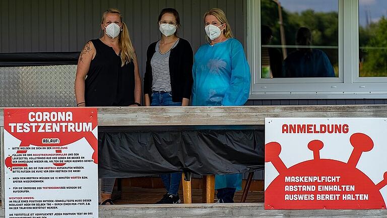 Tanja Lutz, Corinna Schech und Julia Streng (von links) helfen ehrenamtlich im Untereisenheimer Corona-Testzentrum des ASV.