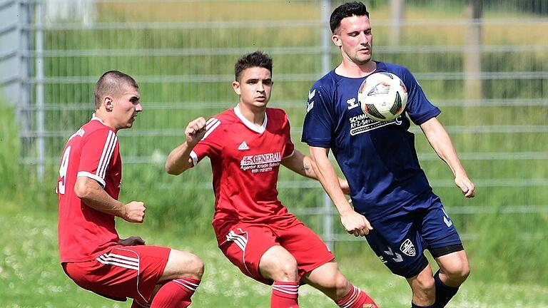 Christopher Hüllmantel (rechts) erzielte per Foulelfmeter das erlösende 1:0 und machte den Weg zum 3:0-Erfolg für die SG Brendlorenzen/Windshausen beim FC Ober-/Mittelstreu (links Moritz Schlund, Mitte Niklas Sick) frei.