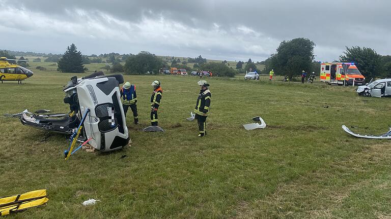 Ein schwerer Unfall ereignete sich am Samstagnachmittag an der Hochrhönstraße im Bereich der Schornhecke. Eine Frau verlor dabei ihr Leben, acht Personen wurden verletzt.