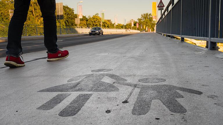 Die Ausbesserungsarbeiten am Gehweg auf der Maxbrücke müssen warten. Sie werden verschoben, weil sie sich mit Baumaßnahme auf der Hahnenhügelbrücke überschneiden, die voll gesperrt wird.&nbsp;