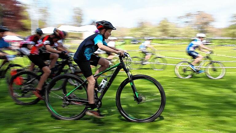 198 Starter haben beim Regionalentscheid im Radsportzentrum Rappershausen um einen Startplatz beim Landesentscheid im Mountainbike-Schulsport gekämpft. 198 Starter haben beim Regionalentscheid im Radsportzentrum Rappershausen um einen Startplatz beim Landesentscheid im Mountainbike-Schulsport gekämpft.