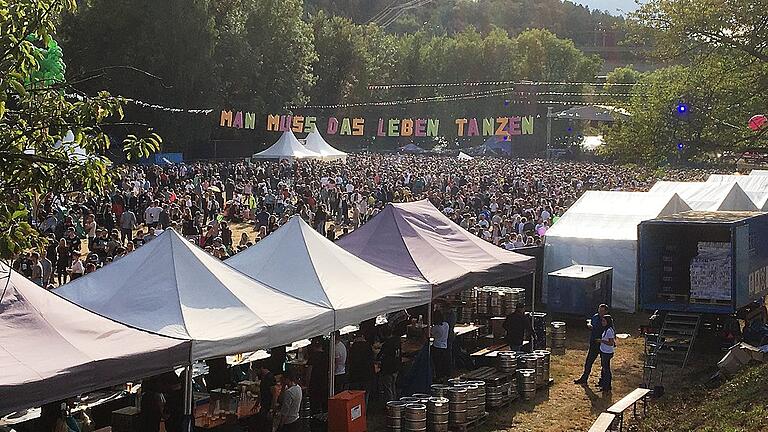 Blick auf das Festivalgelände: Und über allem das Motto &bdquo;Man muss das Leben tanzen&ldquo;.