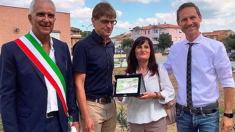 In Gerolzhofens italienischer Partnerstadt Scarlino wurde jetzt in Anwesenheit einer Delegation aus Gerolzhofen ein neues Schulgebäude seiner Bestimmung übergeben. Darin werden auch die Schüler der Sekundarschule &bdquo;Attilio Mariotti&ldquo; unterrichtet. Das ist die Partnerschule der Gerolzhöfer Realschule. Darüber freuten sich (von links): Scarlinos Bürgermeister Marcello Stella, Rainer Schäfer (Vorsitzender des Gerolzhöfer Partnerschaftskreises), Schulleiterin Assunta Astorino und Gerolzhofens Bürgermeister Thorsten Wozniak.