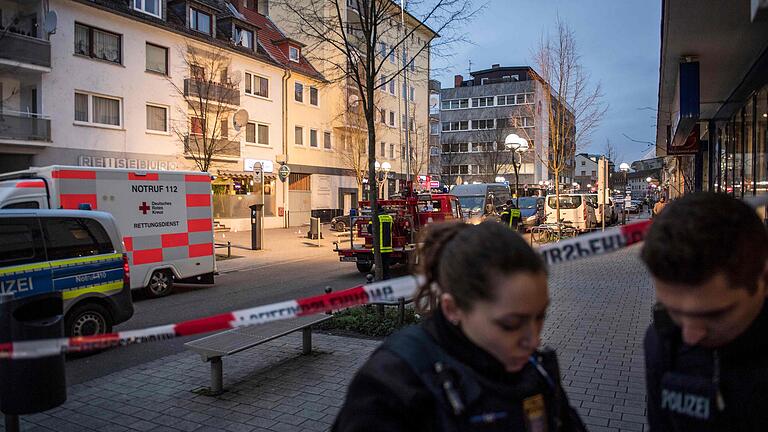 Der Tatort in der Hanuer Innenstadt wurde von der Polizei abgesperrt.