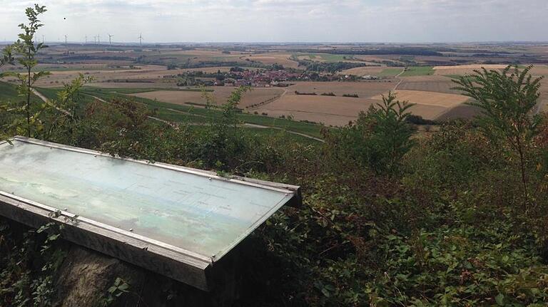 Das Panoramaschild von Seinsheim ist in die Jahre gekommen und wird nun erneuert.