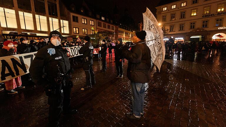 Hitzige Diskussionen gab es zwischen 'Querdenkern' und Antifa am Oberen Markt in Würzburg.