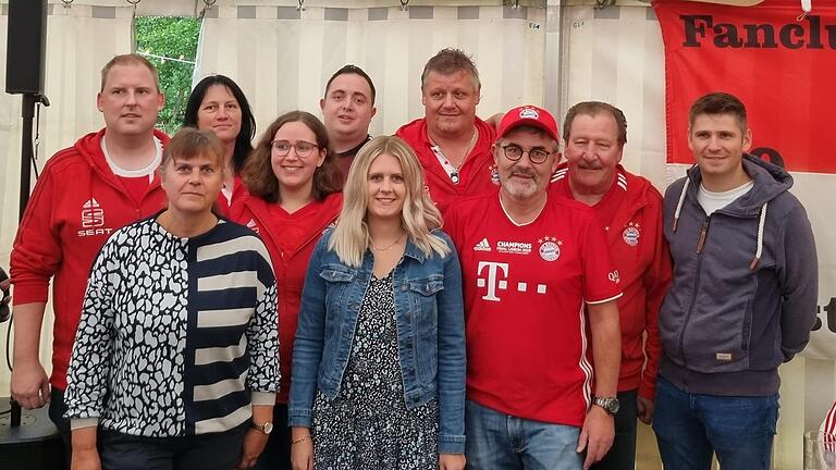 Auf dem Foto (erste Reihe vorne von links): Jutta Benkert, Caroline Benkert, Olaf Sippach; (zweite Reihe Mitte von links): Marcus Hey, Stephanie Hander, Peter Artus, Christian Link; (dritte Reihe hinten von links): Margit Hofmann, André Reinhardt, Mario Hofmann. Auf dem Foto (erste Reihe vorne von links): Jutta Benkert, Caroline Benkert, Olaf Sippach; (zweite Reihe Mitte von links): Marcus Hey, Stephanie Hander, Peter Artus, Christian Link; (dritte Reihe hinten von links): Margit Hofmann, André Reinhardt, Mario Hofmann.