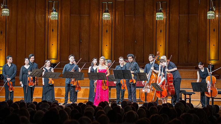 Stürmischer Applaus: Anne-Sophie Mutter und Mutter's Virtuosi auf der Bühne des Max-Littmann-Saals.