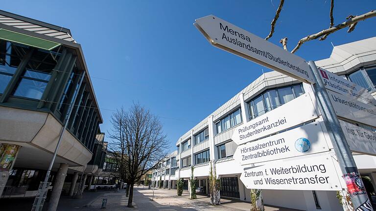 Universität Augsburg       -  Der Campus der Universität an seinem zentralen Platz bei der Mensa. Ein Student der Hochschule hat nach eigenen Angaben nun seinen Job an der Uni verloren, weil er bei den Linken eingetreten ist. (Archivbild)